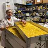 ...Assunta conserva la pasta finita all�interno di contenitori di acciaio. Ammiriamo nei primi due �cassetti� un�infinit� di quadrucci